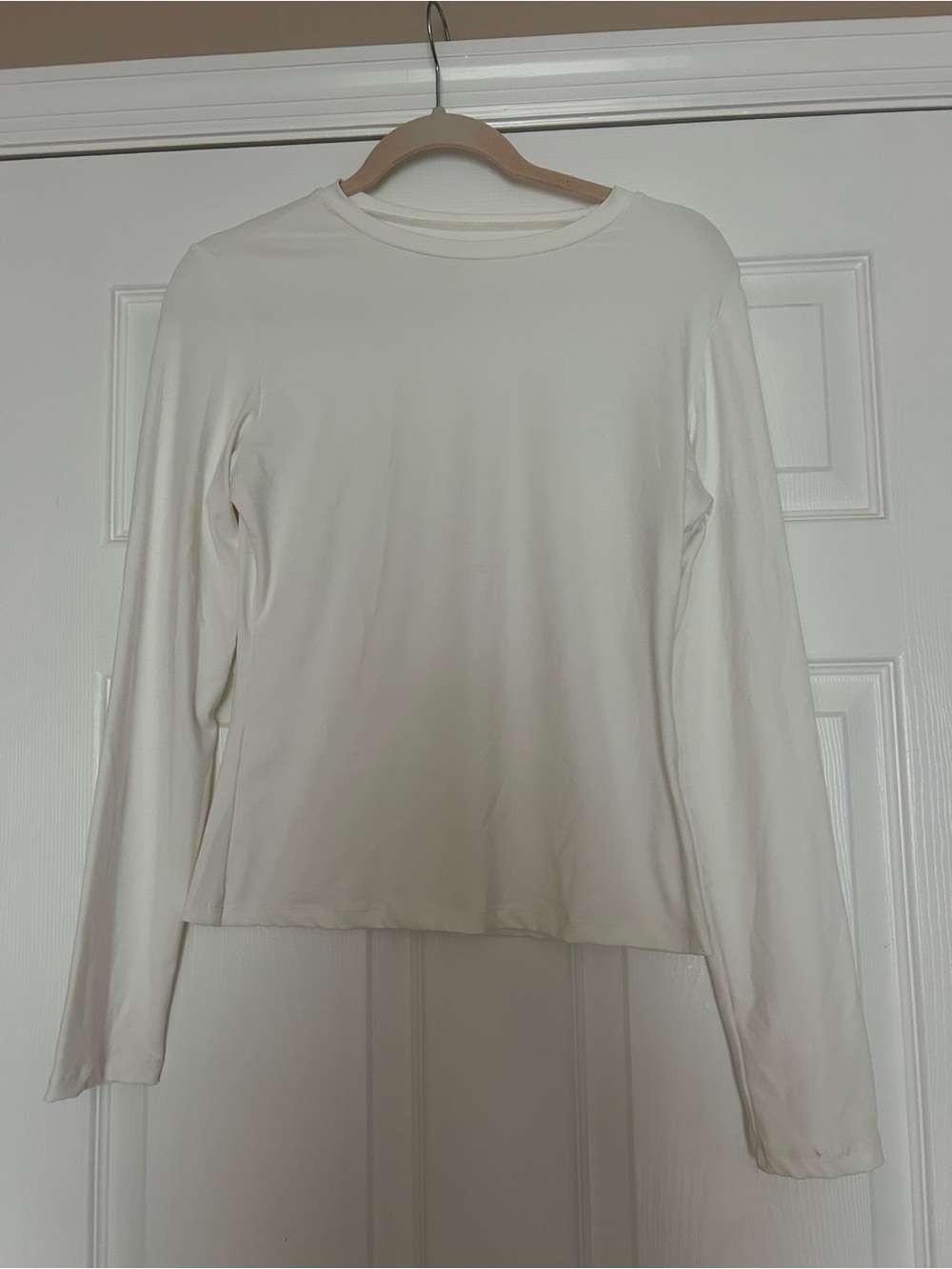 AUTOMET- Classic Long-Sleeve Crewneck Top in white